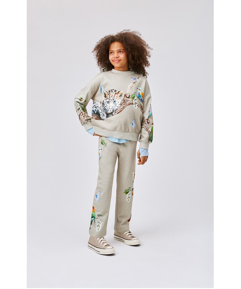 Aurita - Under The Trees - Grey organic jogging trousers with straight legs and print on the sides 
