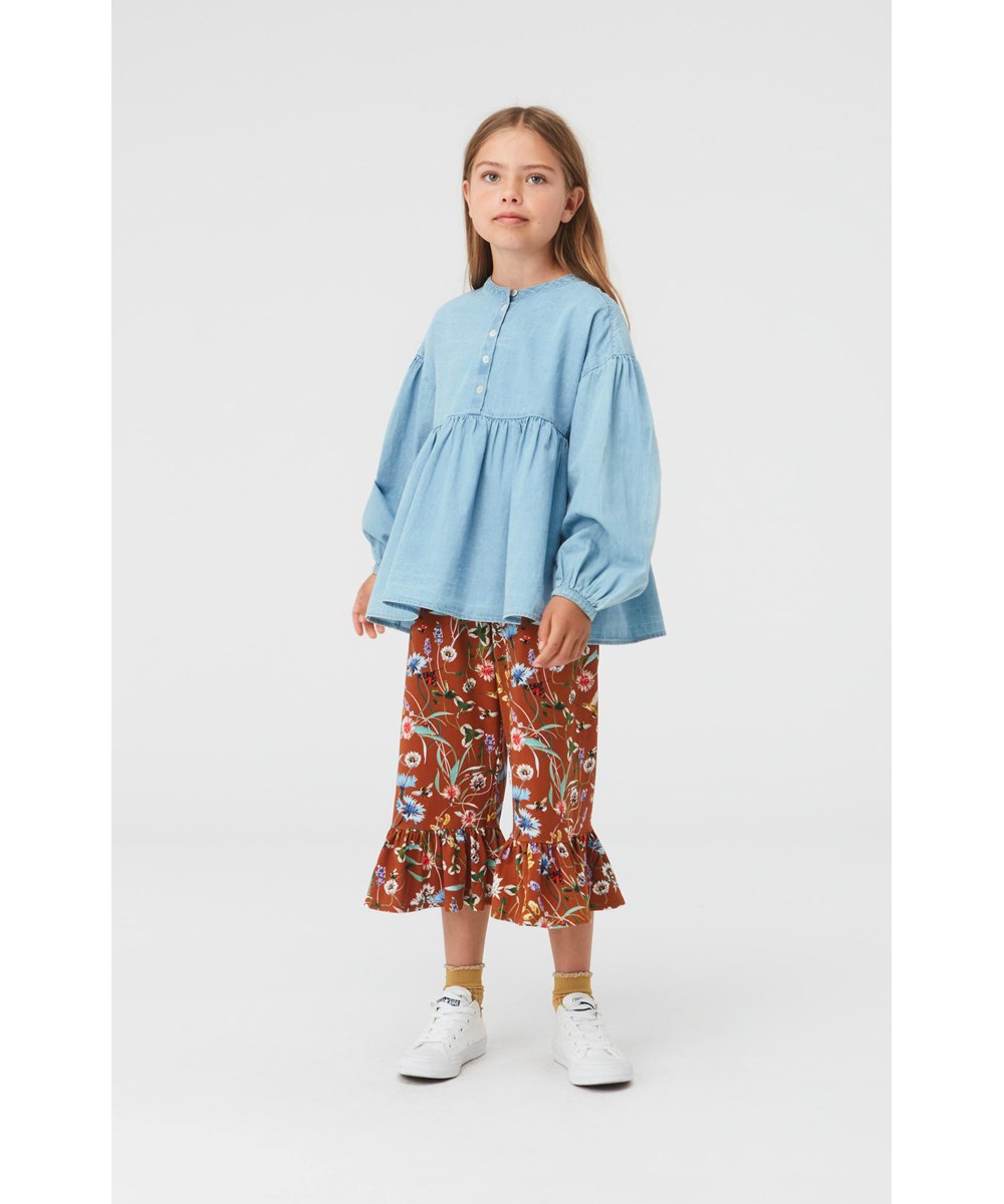 Raluca - Summer Wash Indigo - Light blue denim shirt with puff sleeves