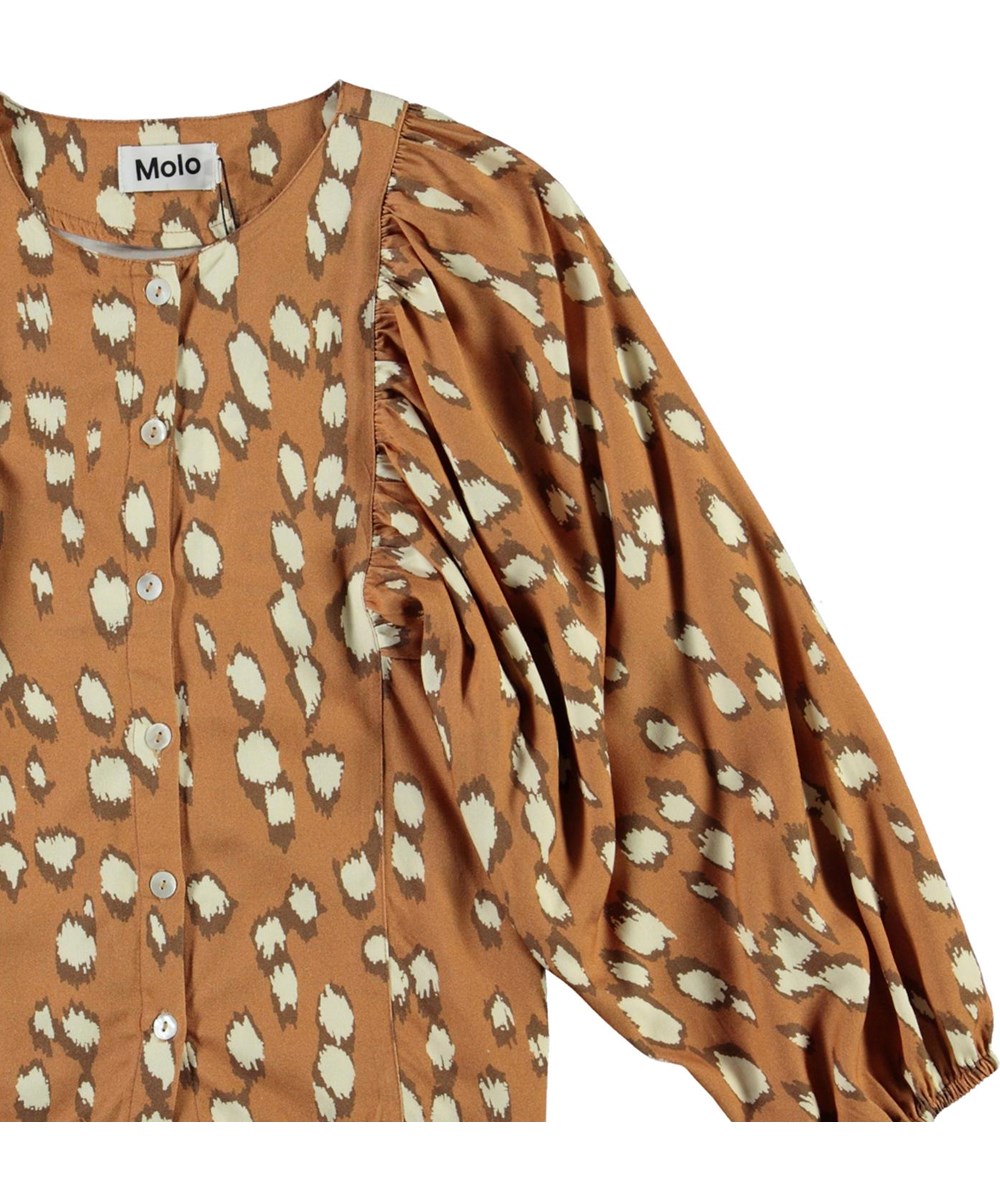 Rida - Graphic Deer - Brown shirt with white spots and puff sleeves 