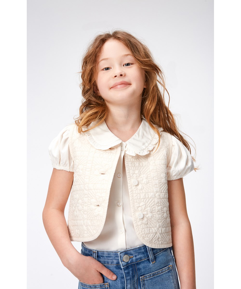 Rosabella - Sea Shell - White top with an elegant collar