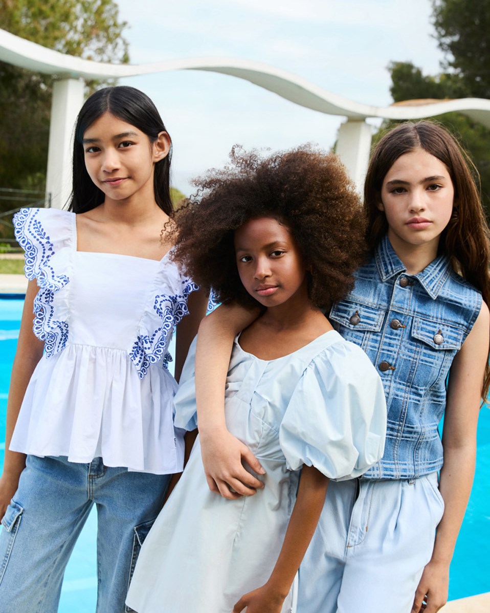 Rosamond - Crisp White - White top for children in organic cotton with blue embroidery on the ruffle sleeves.