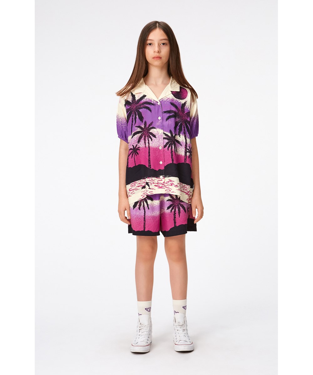 Roses - Twillight Island - Short sleeve shirt with a print of a desert island in shades of purple and pink 
