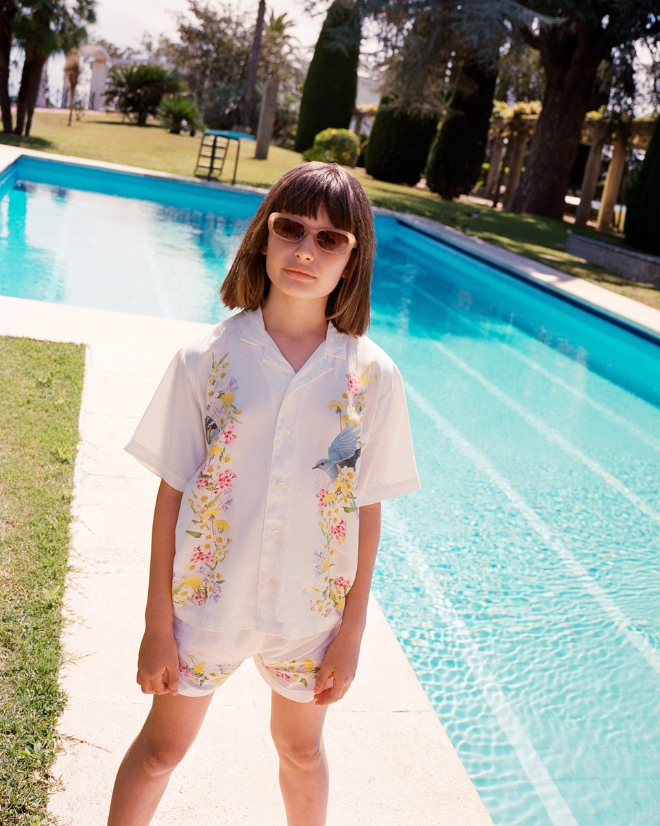 Rui - Picturesque - Short-sleeved oversized light green shirt for children in soft viscose with collar and buttons on the front.