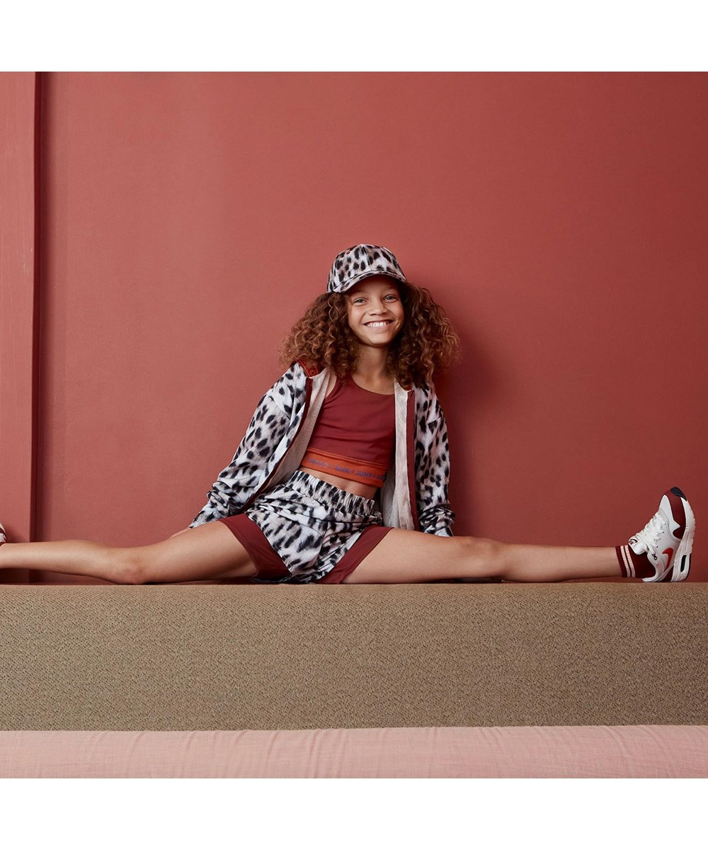 Omari - Snowy Leo Fur - Sports shorts with snow leopard print