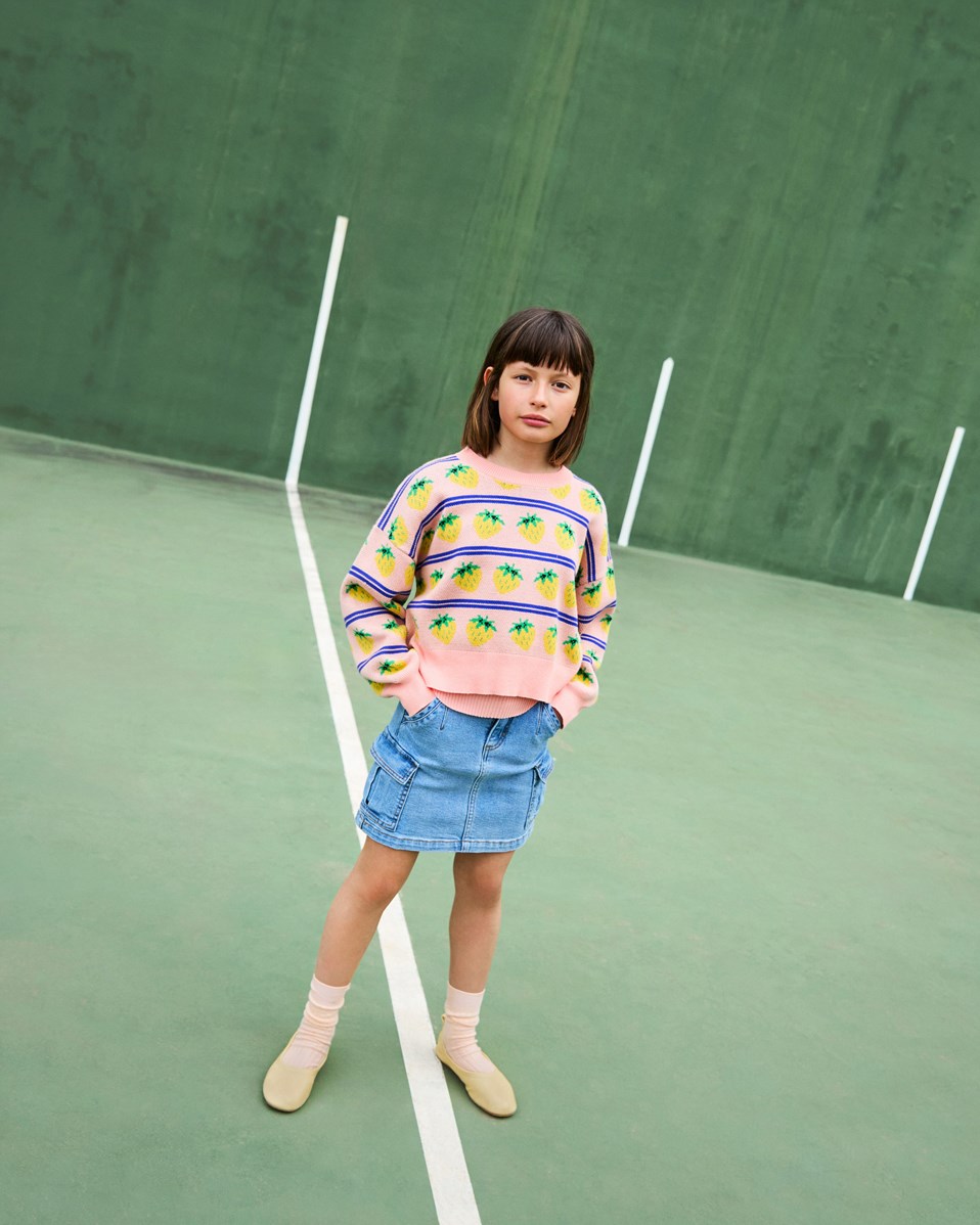Gerrie - Nature Fruits - Pink jumper for children in a soft cotton knit with yellow strawberries.