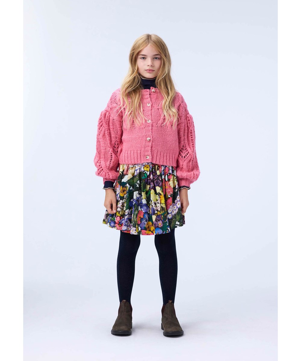 Gracelyn - Confetti - Thick pink cardigan made of an alpaca wool blend. This cardigan has a beautiful woven pattern, voluminous balloon sleeves and fine buttons at the front. The cardigan has ribbed edges aroung the neck sleeves and waist,