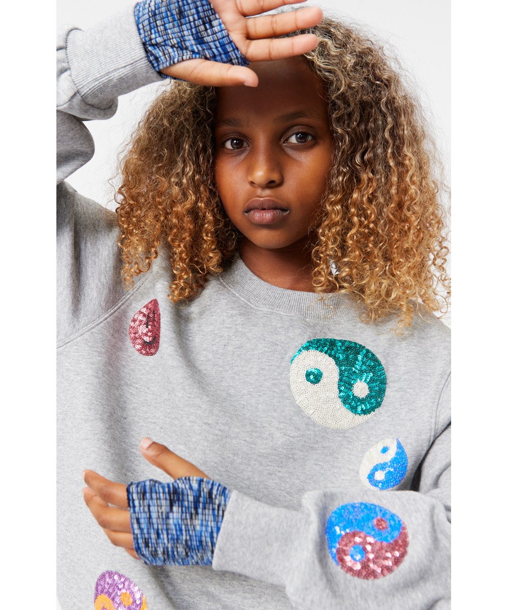 Marge - Grey Melange - Oversized grey melange sweatshirt in organic cotton with sequin embroideries.