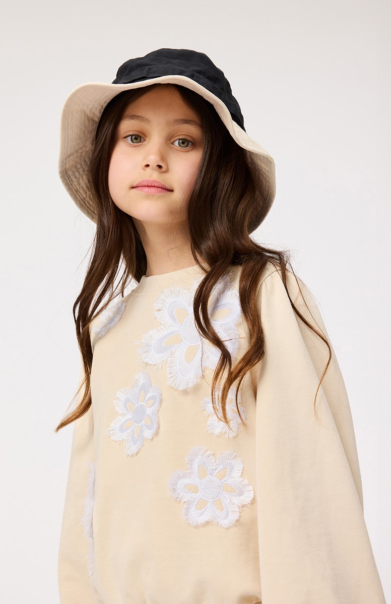 Mary - Brazilian Sand - Beige sweatshirt with floral embroidery for children in soft organic cotton with ribbed edges at the neck, sleeves, and bottom of the sweatshirt.