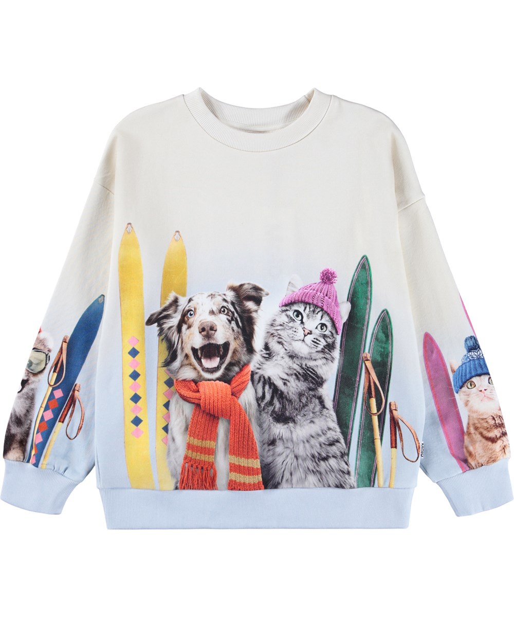 Maxi - Going Skiing - Light blue sweatshirt for children made of organic cotton with a print of animals on a skiing trip.