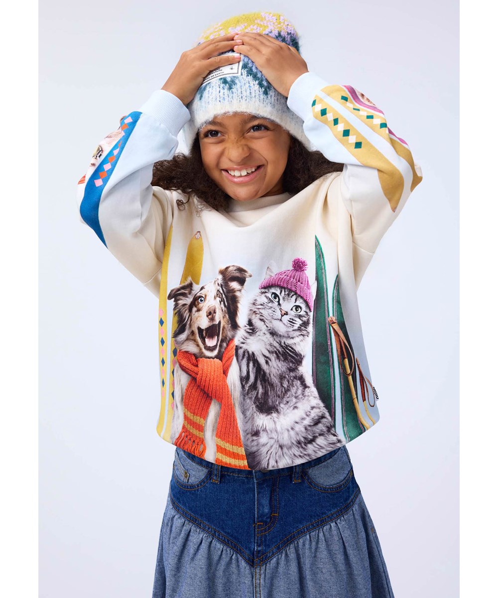Maxi - Going Skiing - Light blue sweatshirt for children made of organic cotton with a print of animals on a skiing trip.