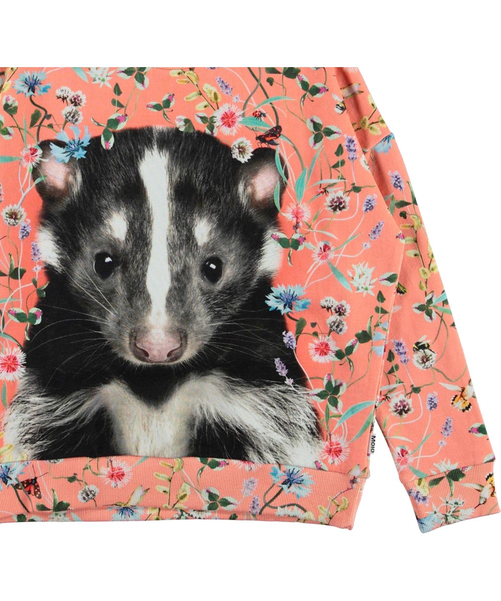 Maxi - Skunk Portrait - Coral coloured sweatshirt with badger