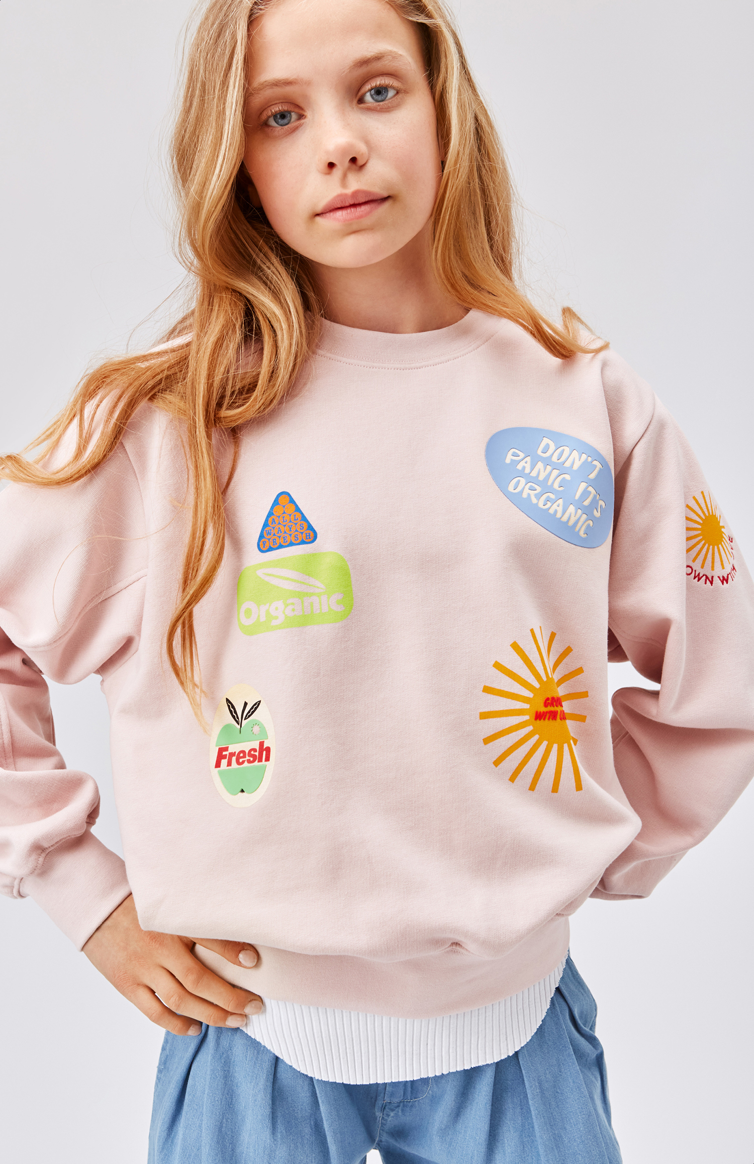 Maxime - Powder - Pink organic sweatshirt with sticker print