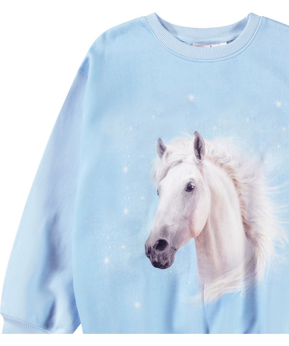 Monti - Horse Blue - Light blue sweatshirt with print for children in soft organic cotton with ribbed edges at the neck, sleeves, and bottom of the sweatshirt.