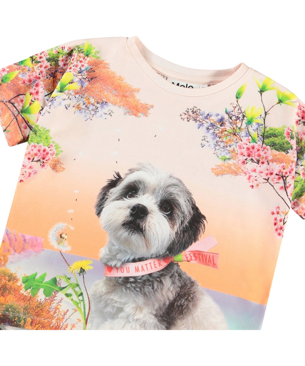 Raeesa - Festivalgoers - Light orange t-shirt for children in soft organic cotton with a round neck, a loose fit, and is longer at the back than at the front.