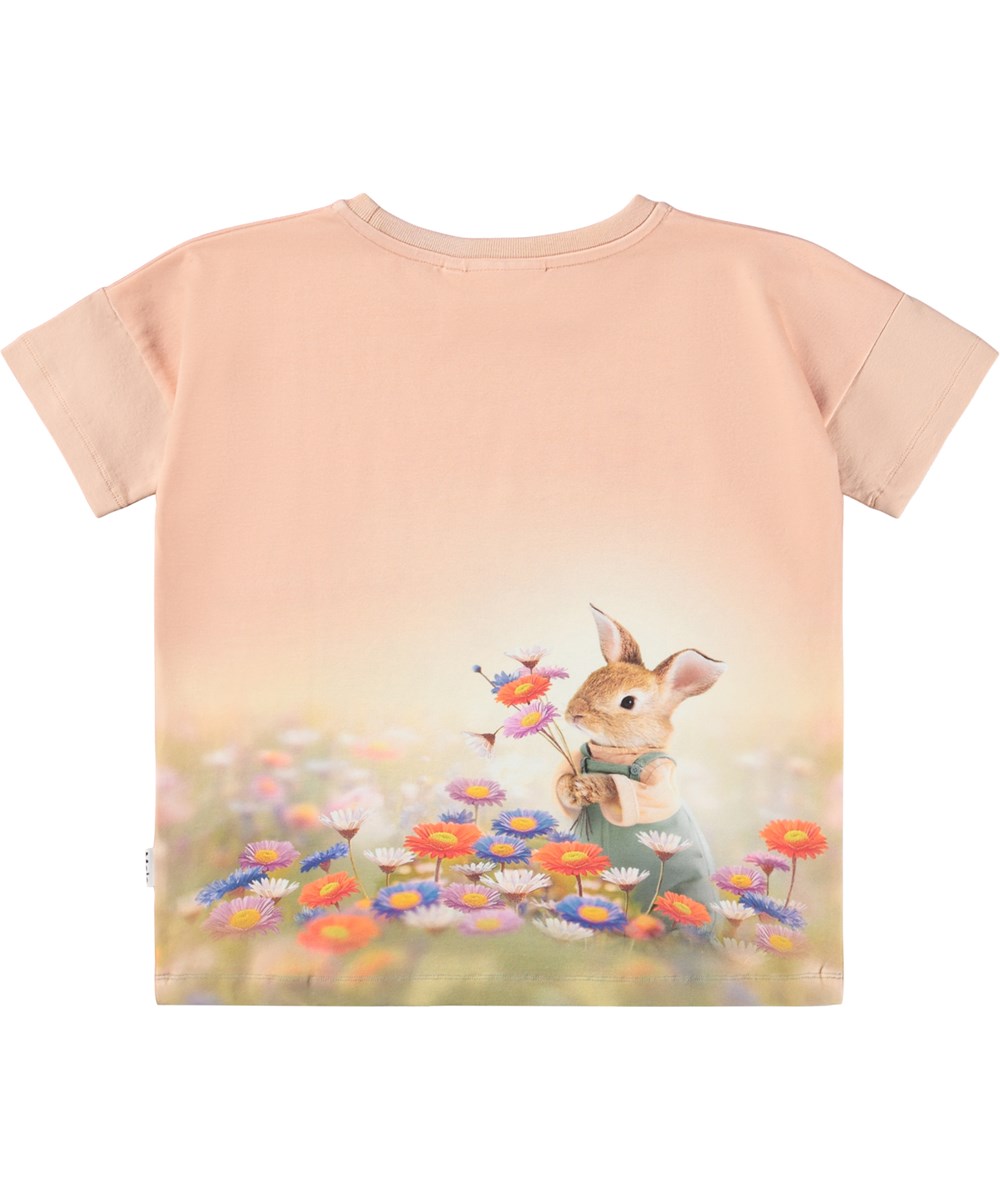 Raeesa - Vintage Kittens - Light orange T-shirt for children made of soft organic cotton with a cat print,  a round neck, a loose fit and it is longer at the back than at the front.