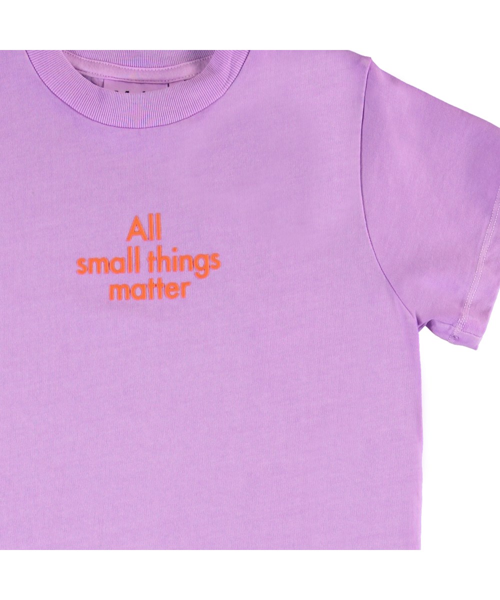 Reeve - Manga Purple - Purple organic t-shirt with red text