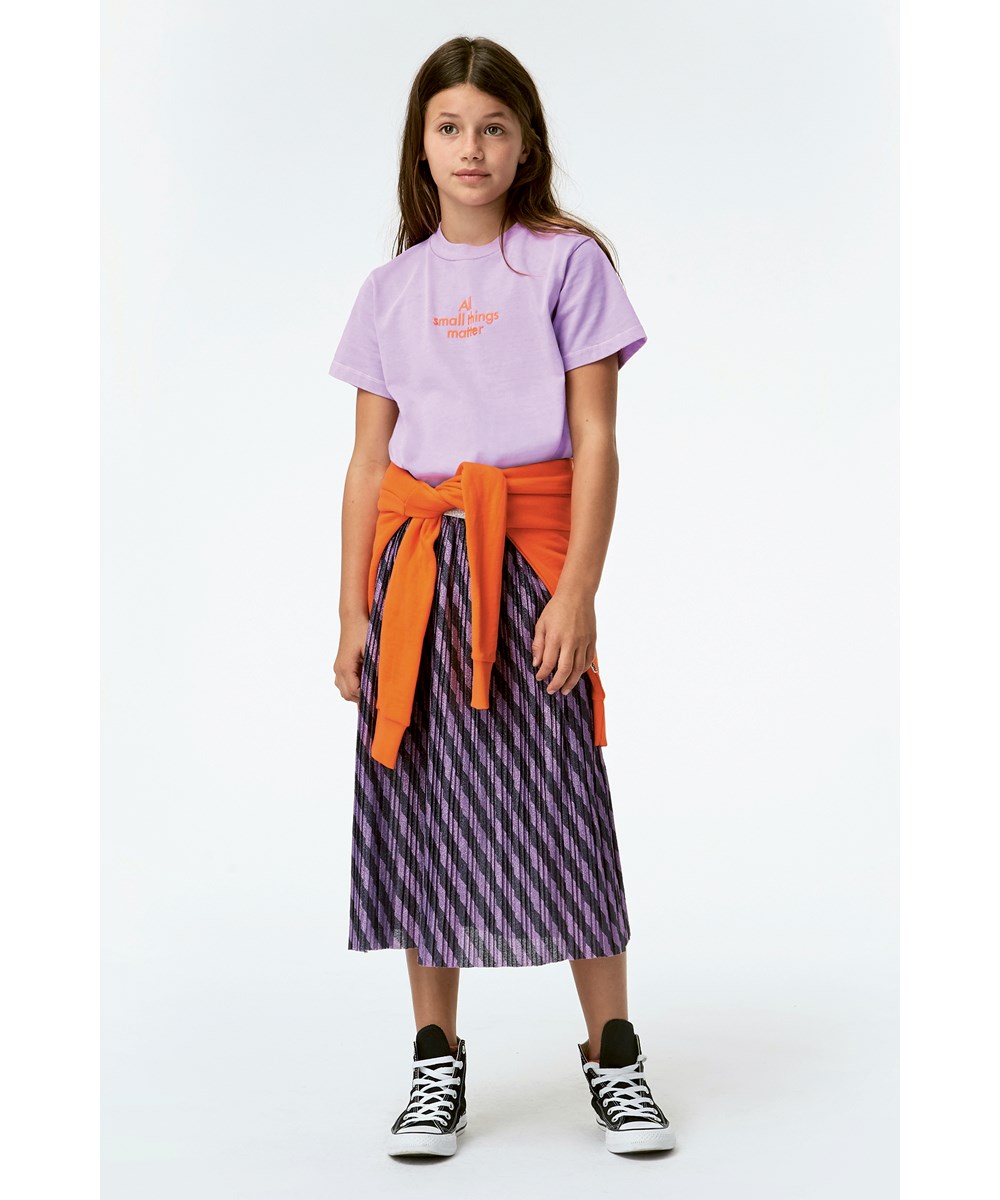 Reeve - Manga Purple - Purple organic t-shirt with red text