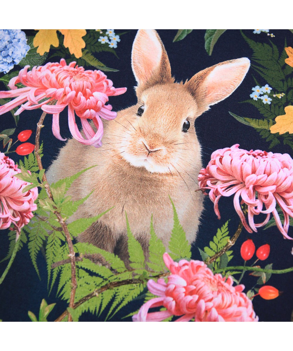 Reniza - Nouveau Rabbit - Dark blue long-sleeved top for children made of soft organic cotton with ribbed cuffs and neckline and a print of a rabbit surrounded by colorful flowers.