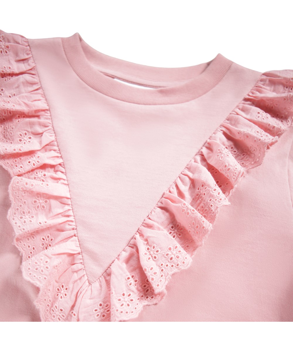 Rheta - Blush - Pink, long-sleeved top for children made of organic cotton with a round neck and ribbed edge and a ruffled edge in embroidery anglaise.