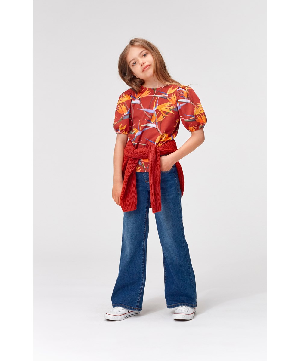 Rivera - Paradise_AOP - Dark red organic top with puff sleeves and orange 