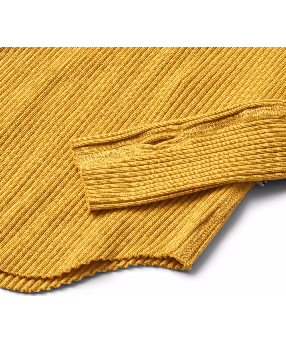 Rochelle - Energy - Yellow long-sleeved top for children made of stretchy, organic cotton rib with a close-fitting cut, a round neckline and raw edges on both sleeves with thumb holes.