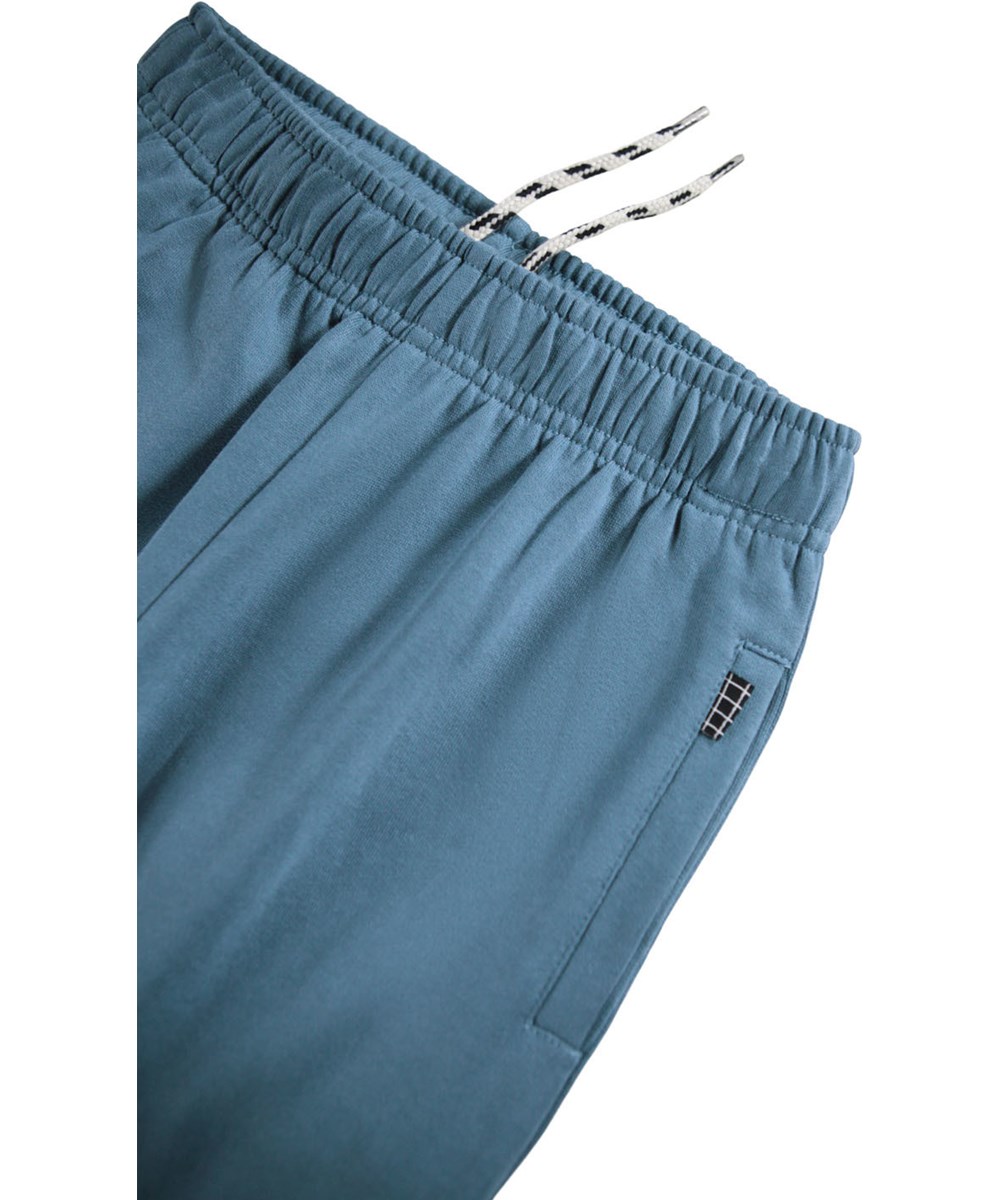 Adani - Blue Dust - Blauwe joggingbroek voor kinderen gemaakt van biologisch katoen.