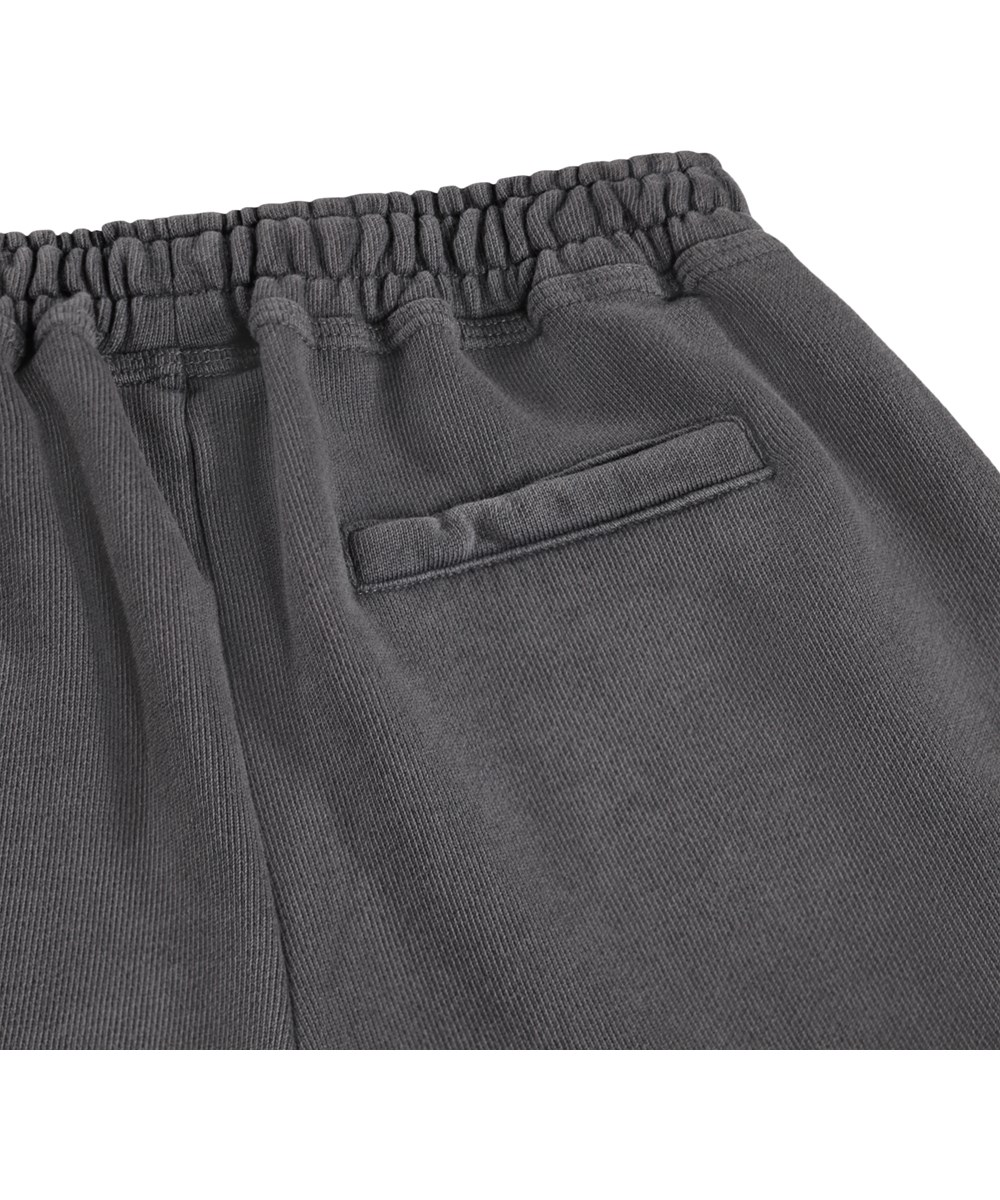 Adri - Raven - Grijze kinderjoggingbroek met een print gemaakt van biologisch katoen.