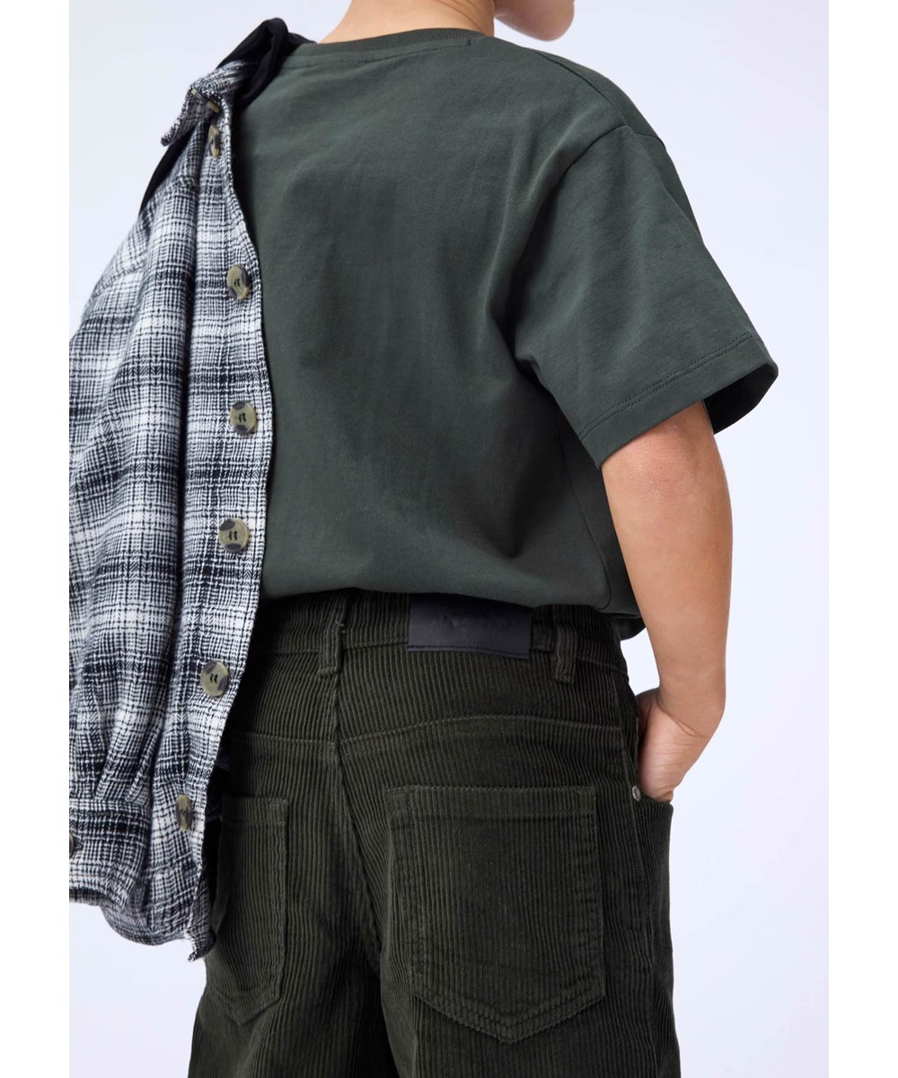 Aiden - Dark Forest - Oversized grijze kinderbroek gemaakt van geribbeld ribfluweel met vijf zakken, wijde pijpen en ritssluiting.