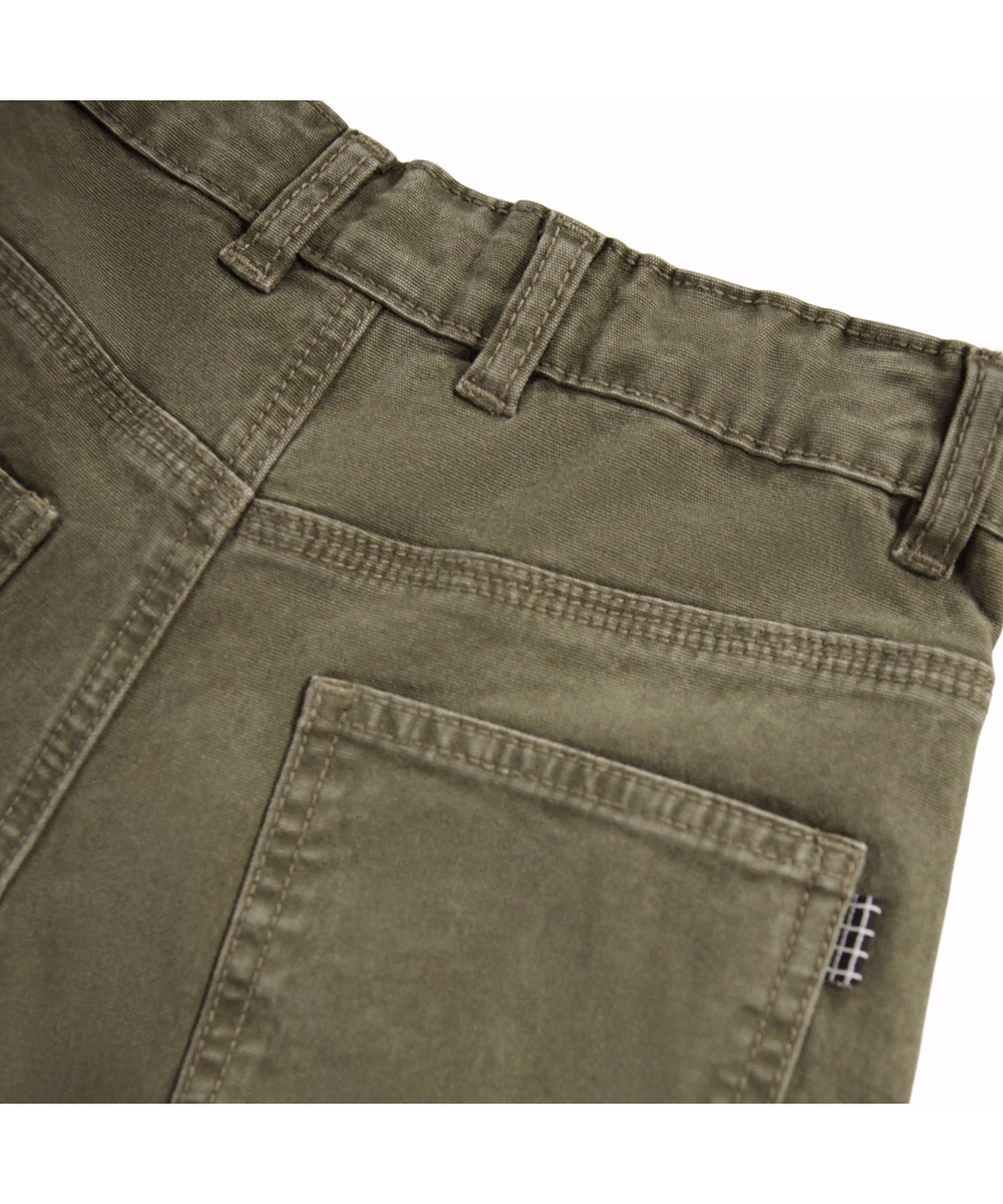 Alfred - Vegetation Wash - Groene wijde canvas kinderbroek gemaakt van katoen met stiksels.