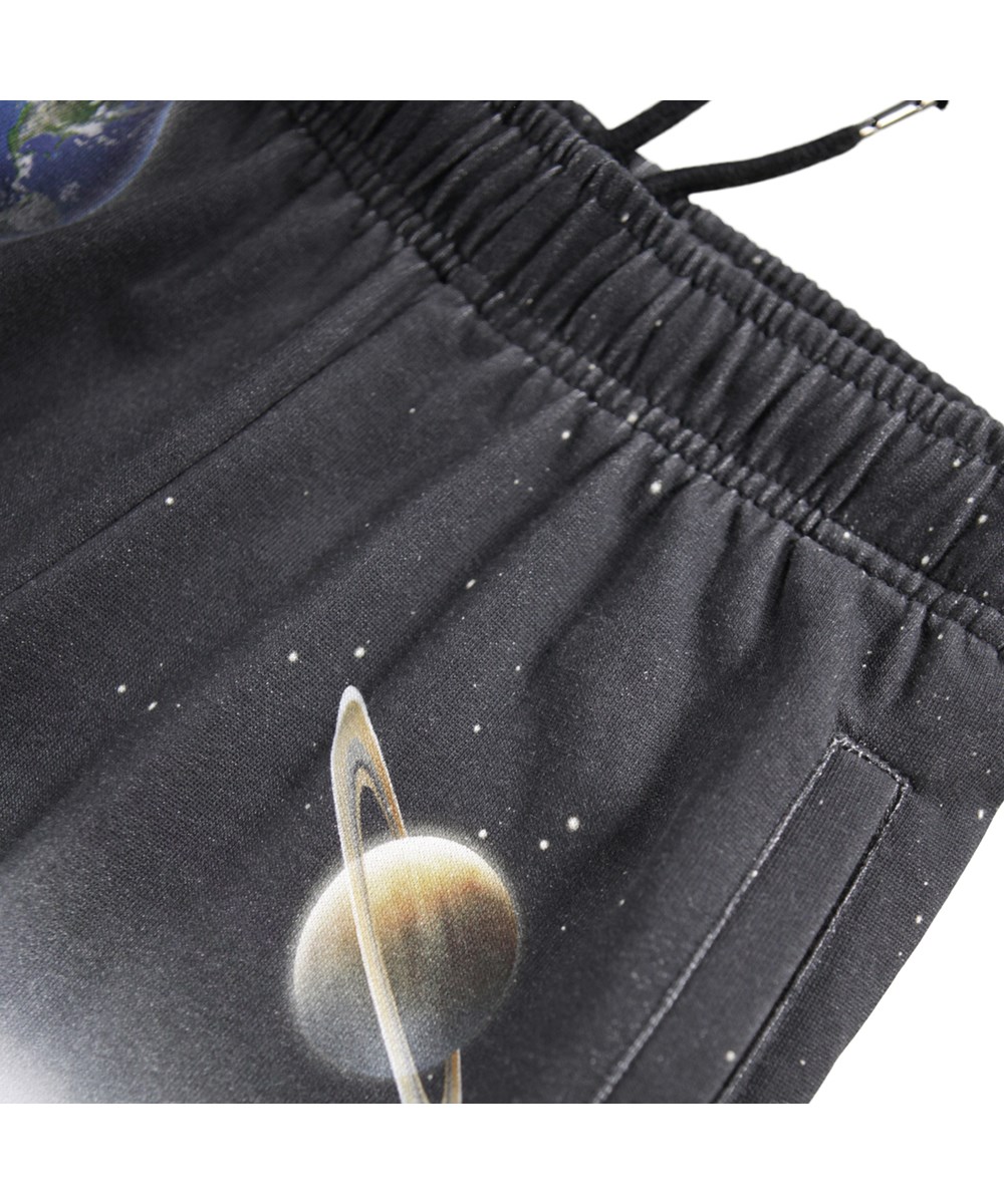 Allen - Moon Traveller - Kleurrijke joggingbroek voor kinderen gemaakt van biologisch katoen met een print van de maan.