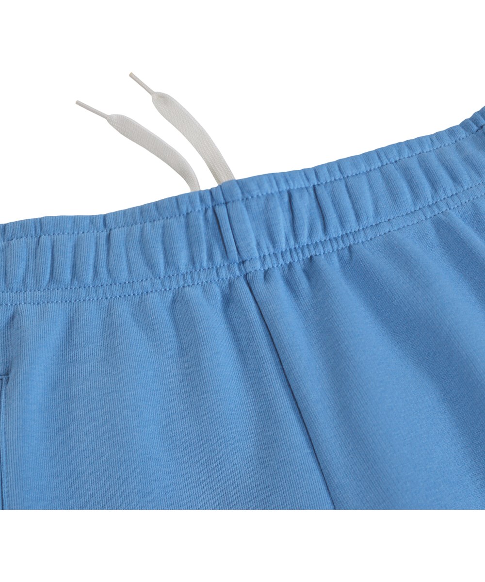 Allen - Blue Tide - Blauwe kinderjoggingbroek met een print gemaakt van zachte katoen