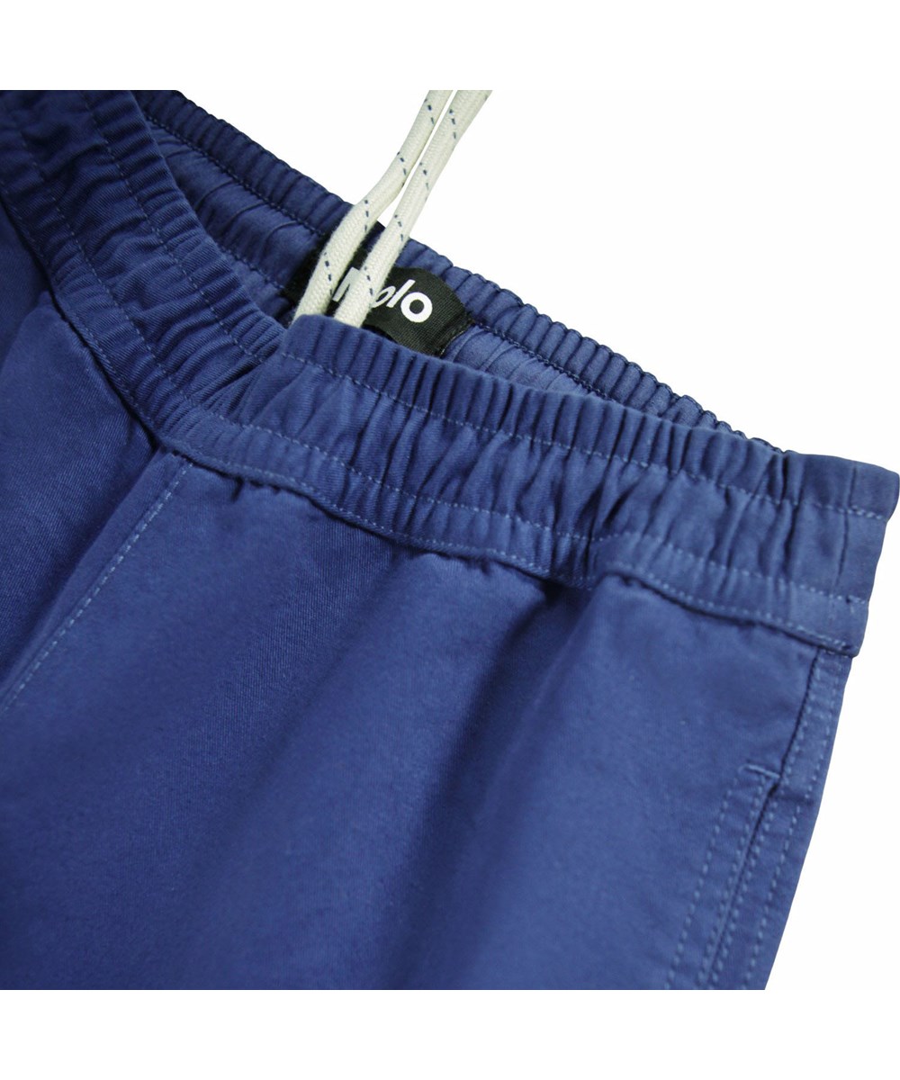 Amor - Blue Depths - Blauwe chino kinderbroek gemaakt van biologisch katoen met een elastische tailleband.