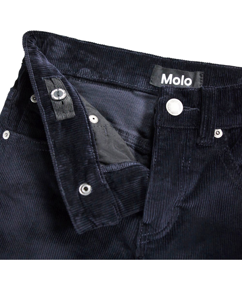 Andy - Galaxy Blue - Donkerblauwe kinderbroek van geribbeld fluweel met zakken en achterzakken.