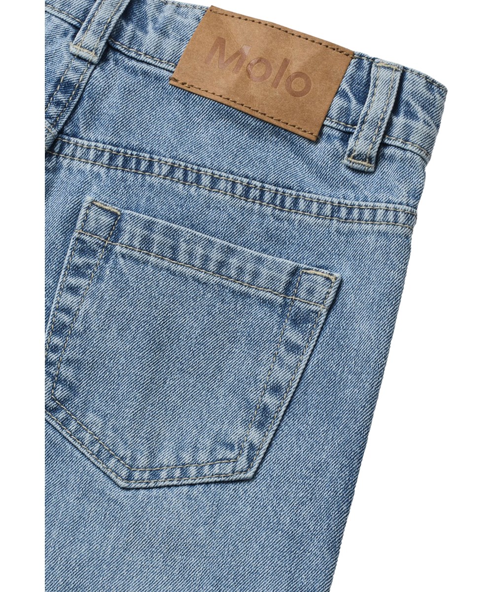 Andy - Light Vintage - Blauwe kinderspijkerbroek met een verstelbare taille gemaakt van biologisch katoen spijkerstof. 