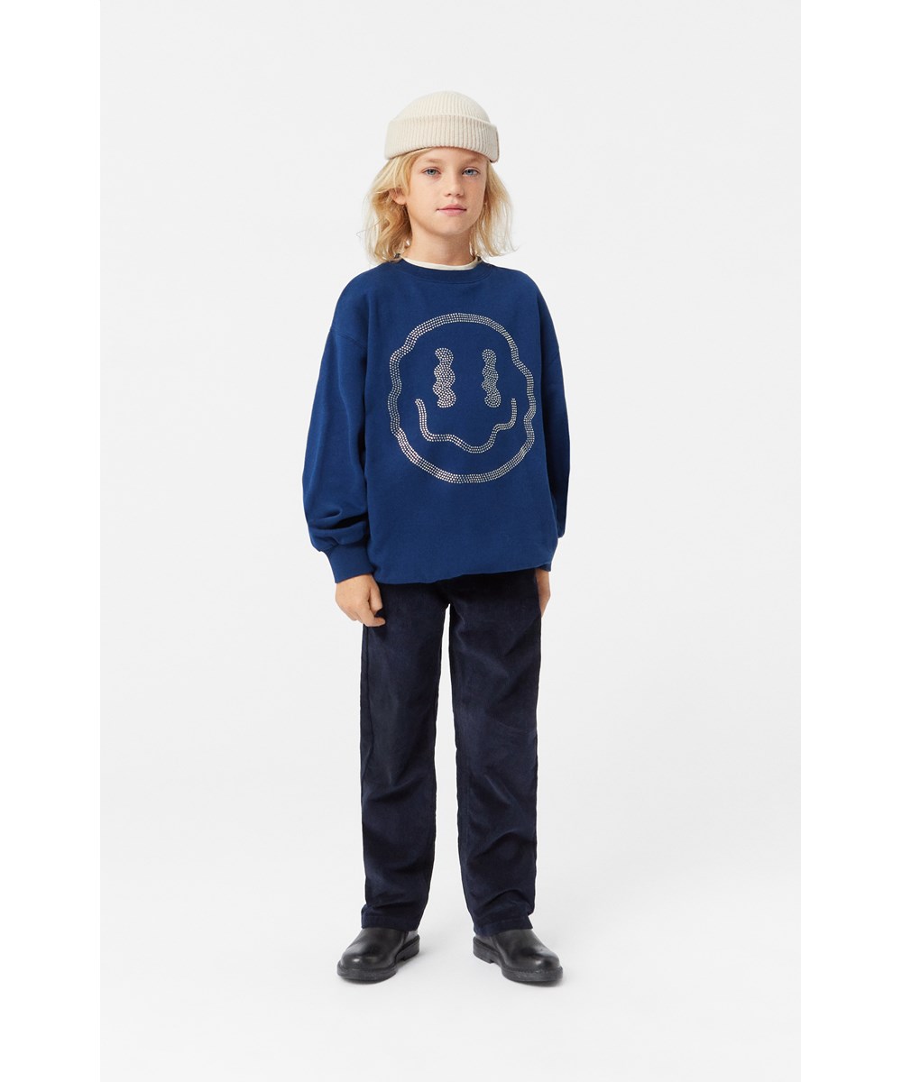 Andy - Oceanic - Donkerblauwe geribbelde fluwelen broek met stretch en een normale pasvorm.