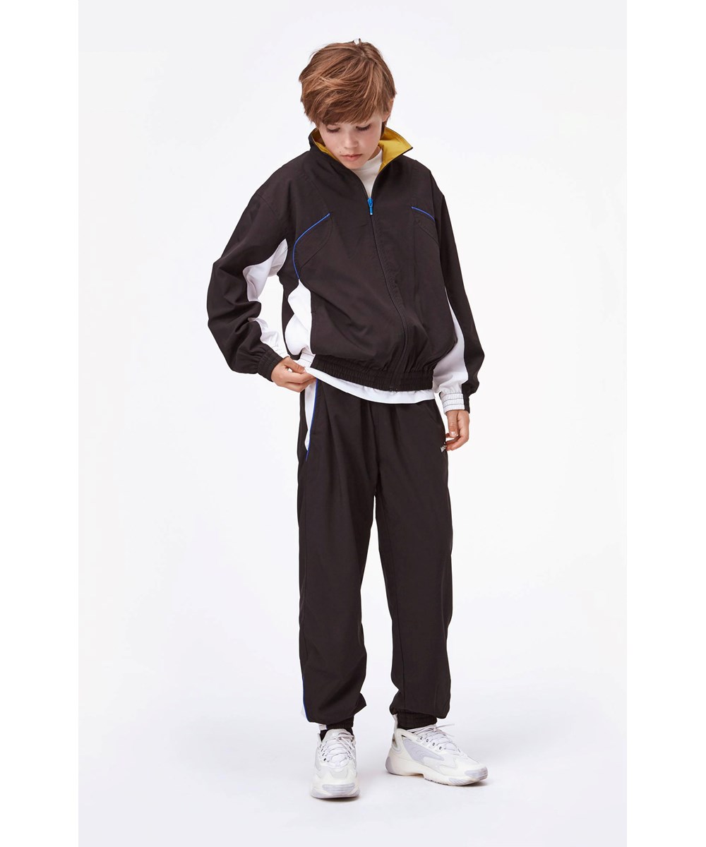 Anomi - Black - Zwarte trainingsbroek met witte details