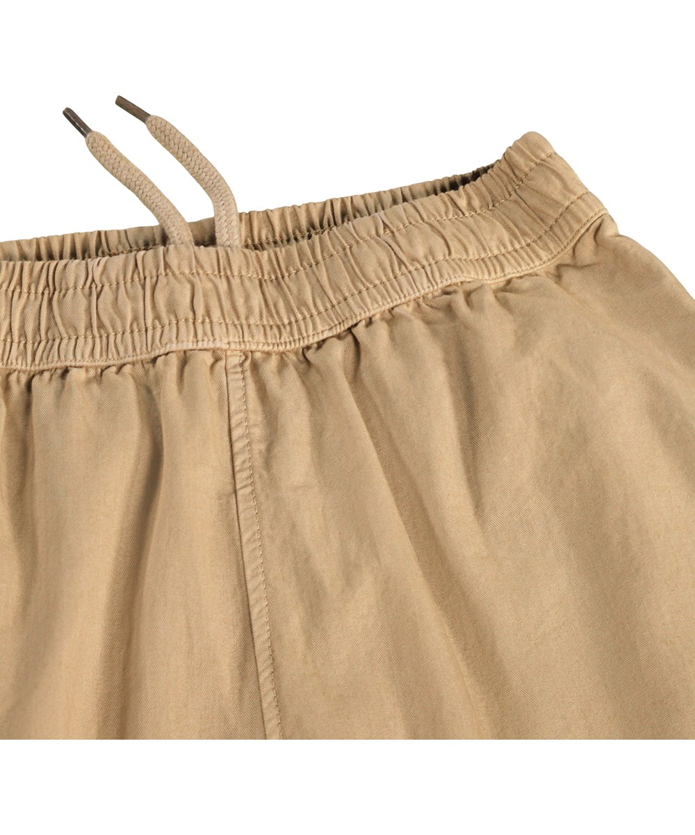 Aster - Desert - Beige kinderbroek met een interne koordje gemaakt van biologisch katoen 