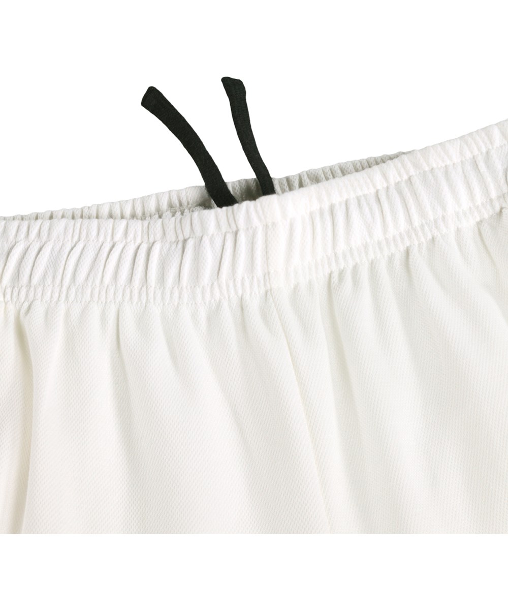 Adeen - Daylight White - Witte zachte knielange basketbalshorts voor kinderen gemaakt van biologisch katoen
