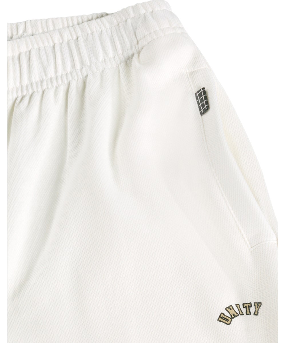 Adeen - Daylight White - Witte zachte knielange basketbalshorts voor kinderen gemaakt van biologisch katoen