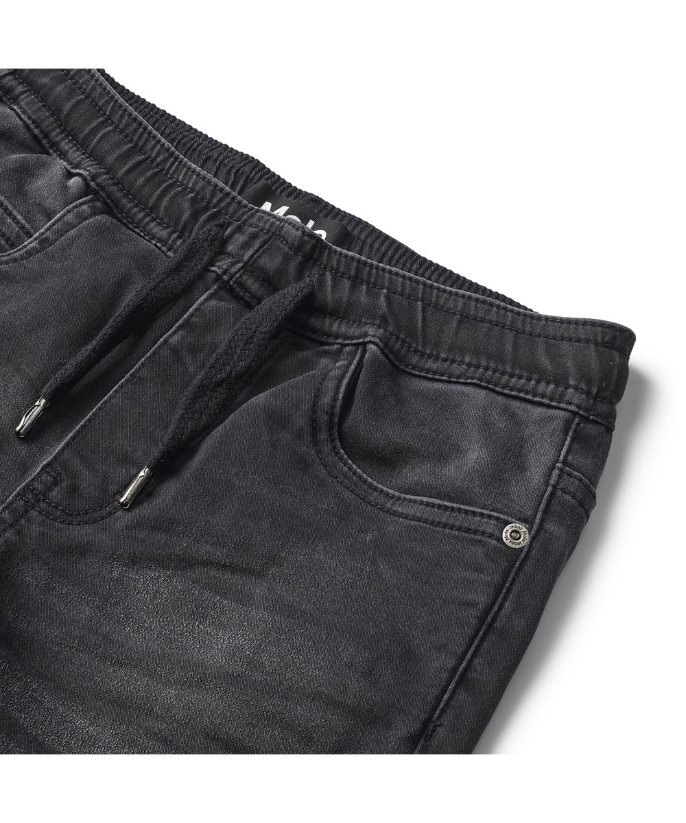 Ali - Washed Black - Zwarte elastische korte spijkerbroek