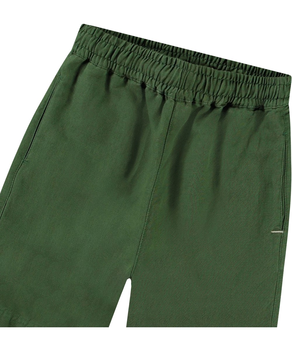 Amal - Rubber Tree - Groene katoenen kindershort.