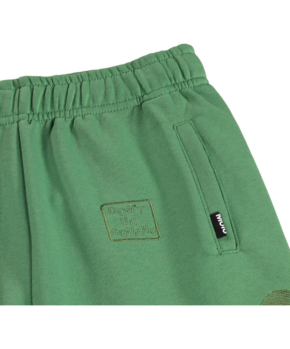 Amil - Groovy Green - Groene kindershorts met geborduurde print gemaakt van biologisch katoenen jersey 