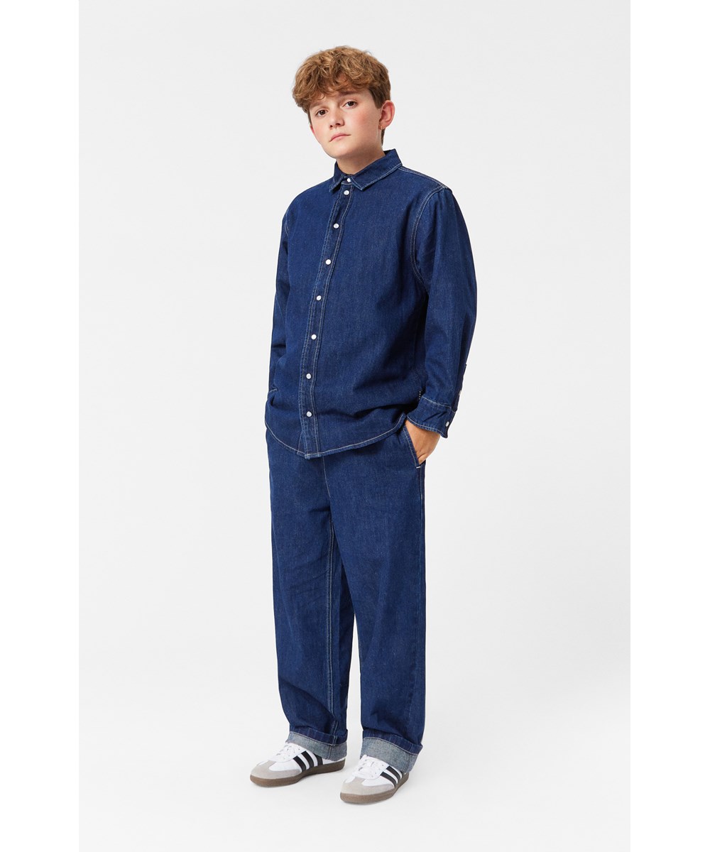 Rain - Oceanic Denim - Donkerblauw denim blouse met lange mouwen en normale pasvorm.