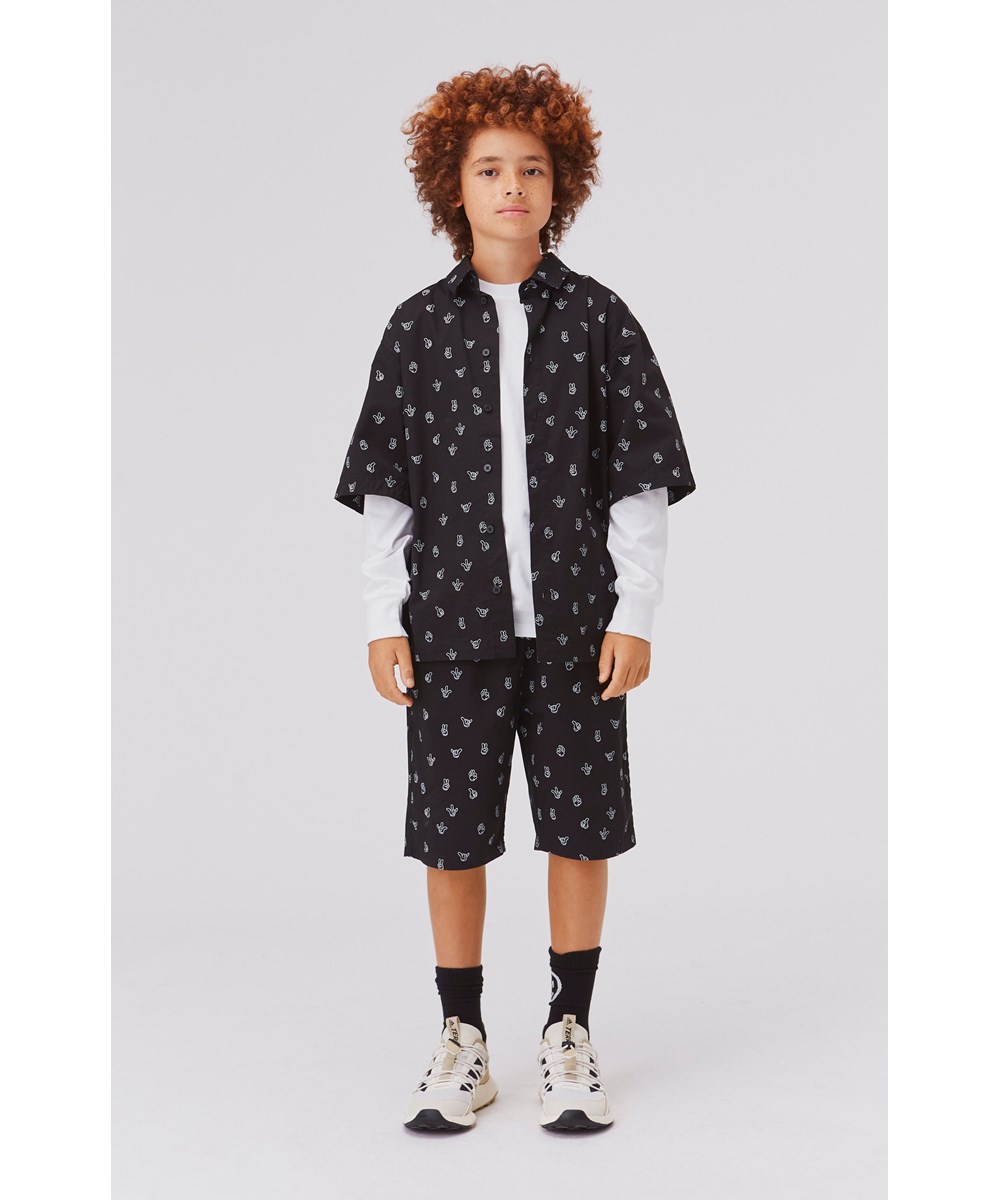 Richie - Friendly Hands - Zwarte korte blouse met een print van handsignalen