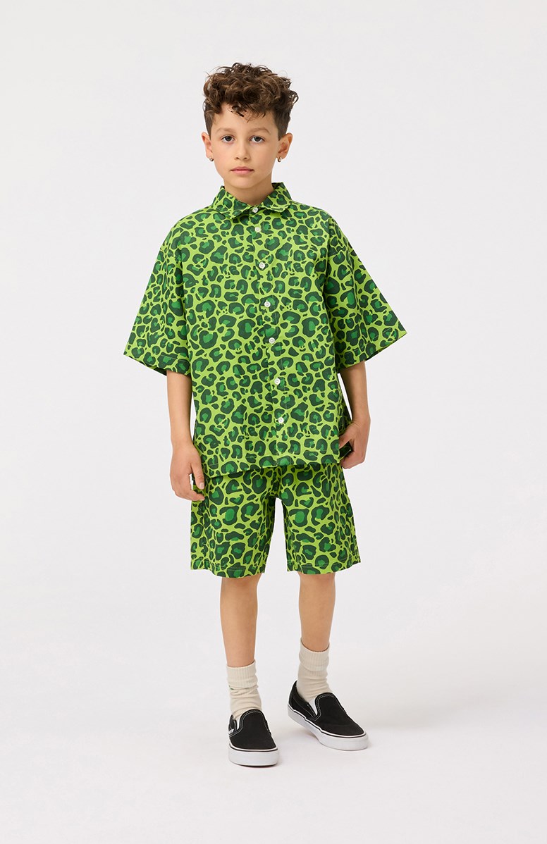 Richie - Jaguar_Green - Oversized groen overhemd met luipaard print in zacht biologisch katoen met wijde korte mouwen, een klassieke kraag en knopen aan de voorkant.