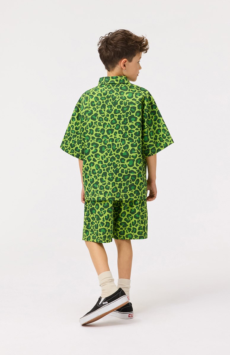 Richie - Jaguar_Green - Oversized groen overhemd met luipaard print in zacht biologisch katoen met wijde korte mouwen, een klassieke kraag en knopen aan de voorkant.