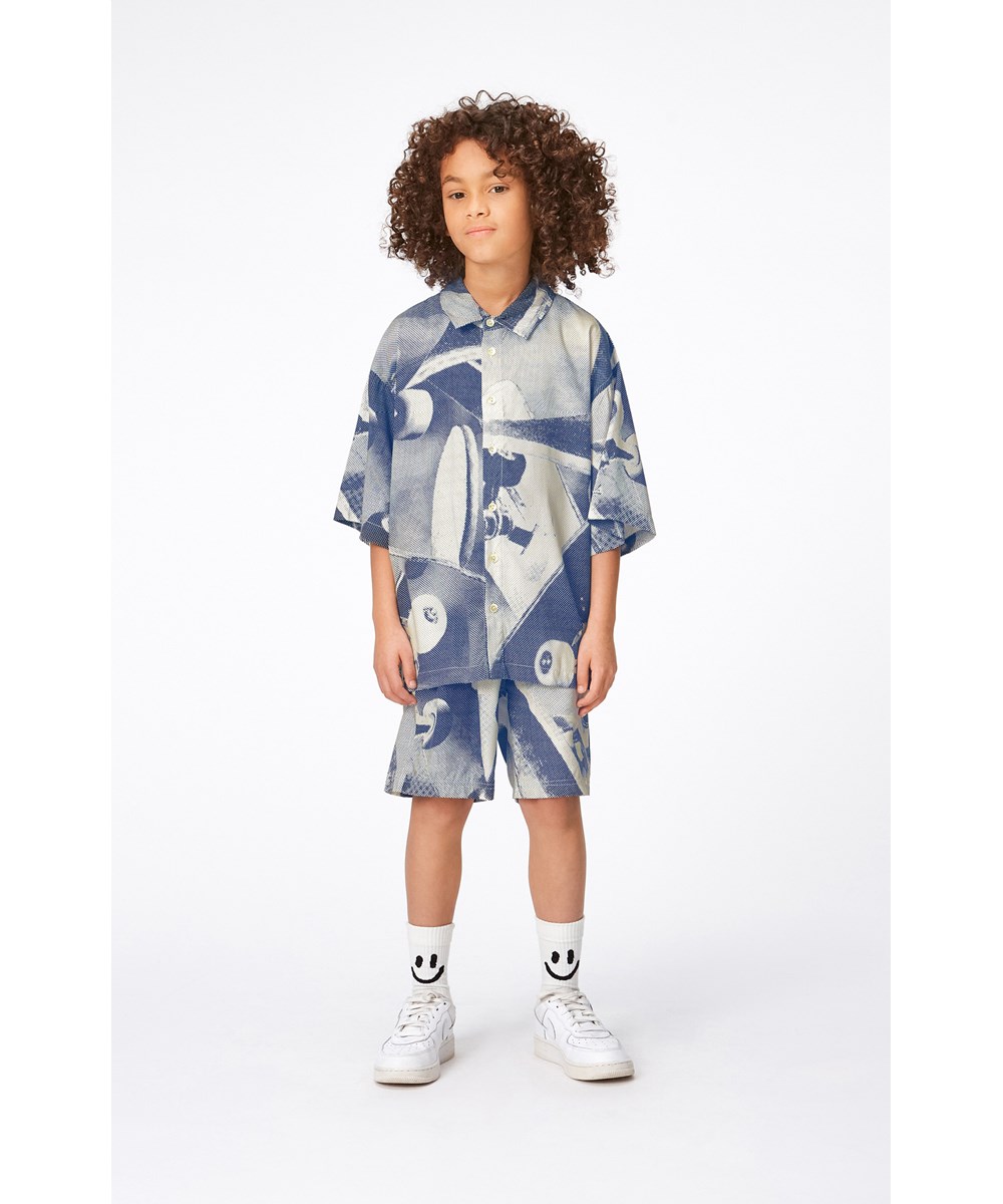 Richie - Skate  Universe - Zwarte, grijze en witte blouse van viscose met de jaren 80 sfeer met een print van skateboards vanuit elke hoek