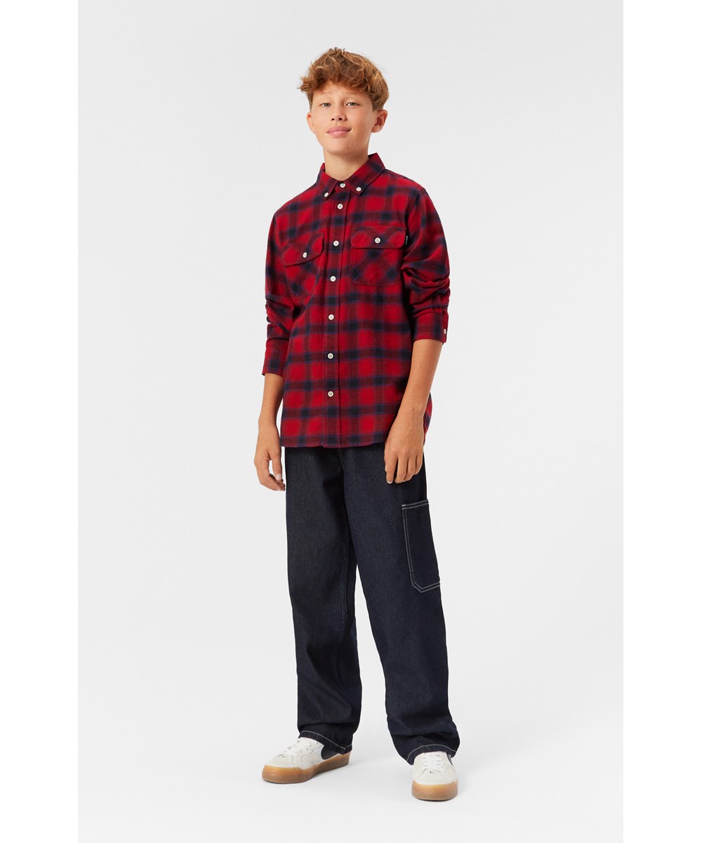 Rozzy - Dragon Check - Rood, zwart en blauw geruit biologisch katoenen blouse met knoopsluiting.