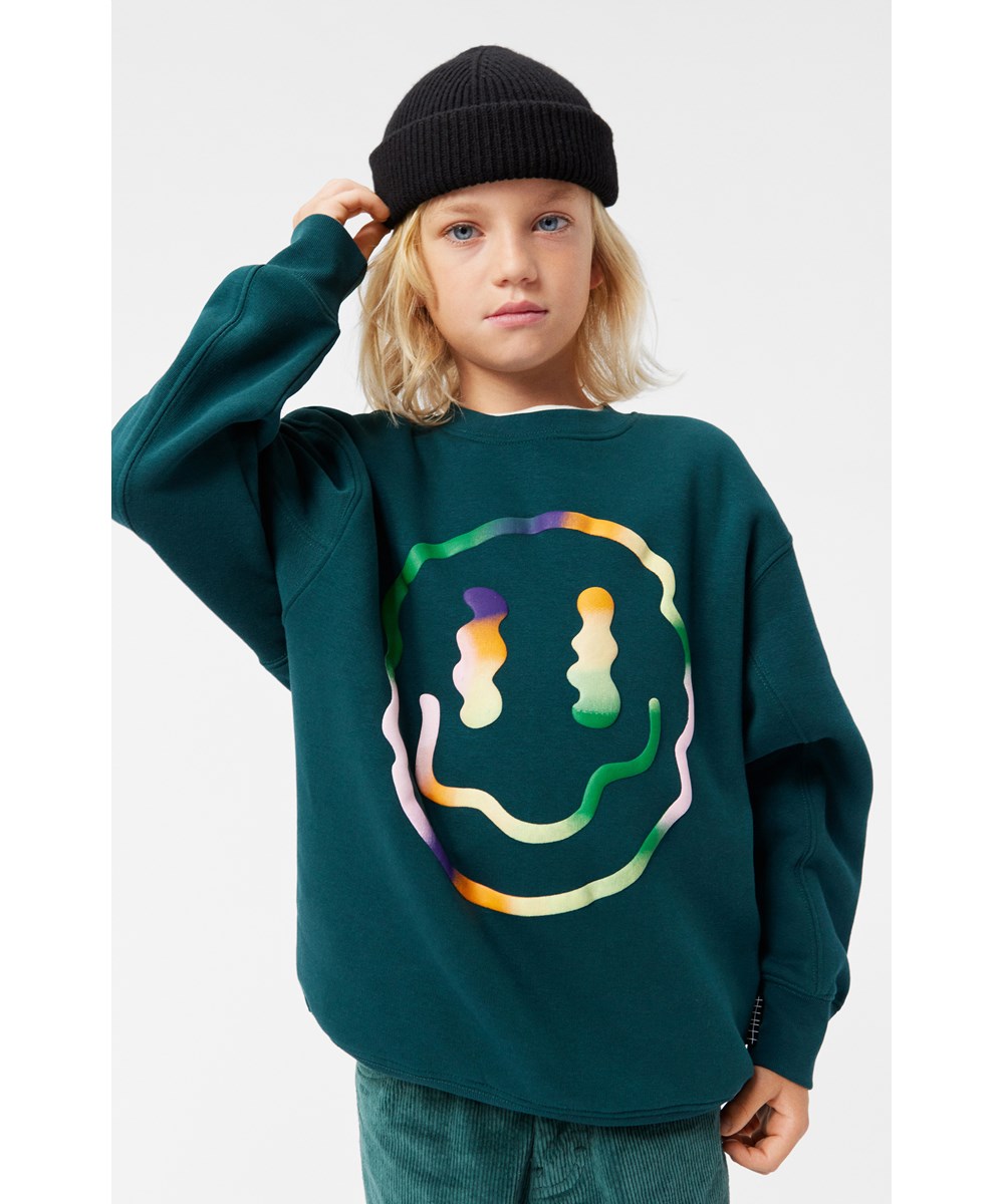 Magni - Grading Smile - Groene biologische katoenen sweater met print aan de voorkant.