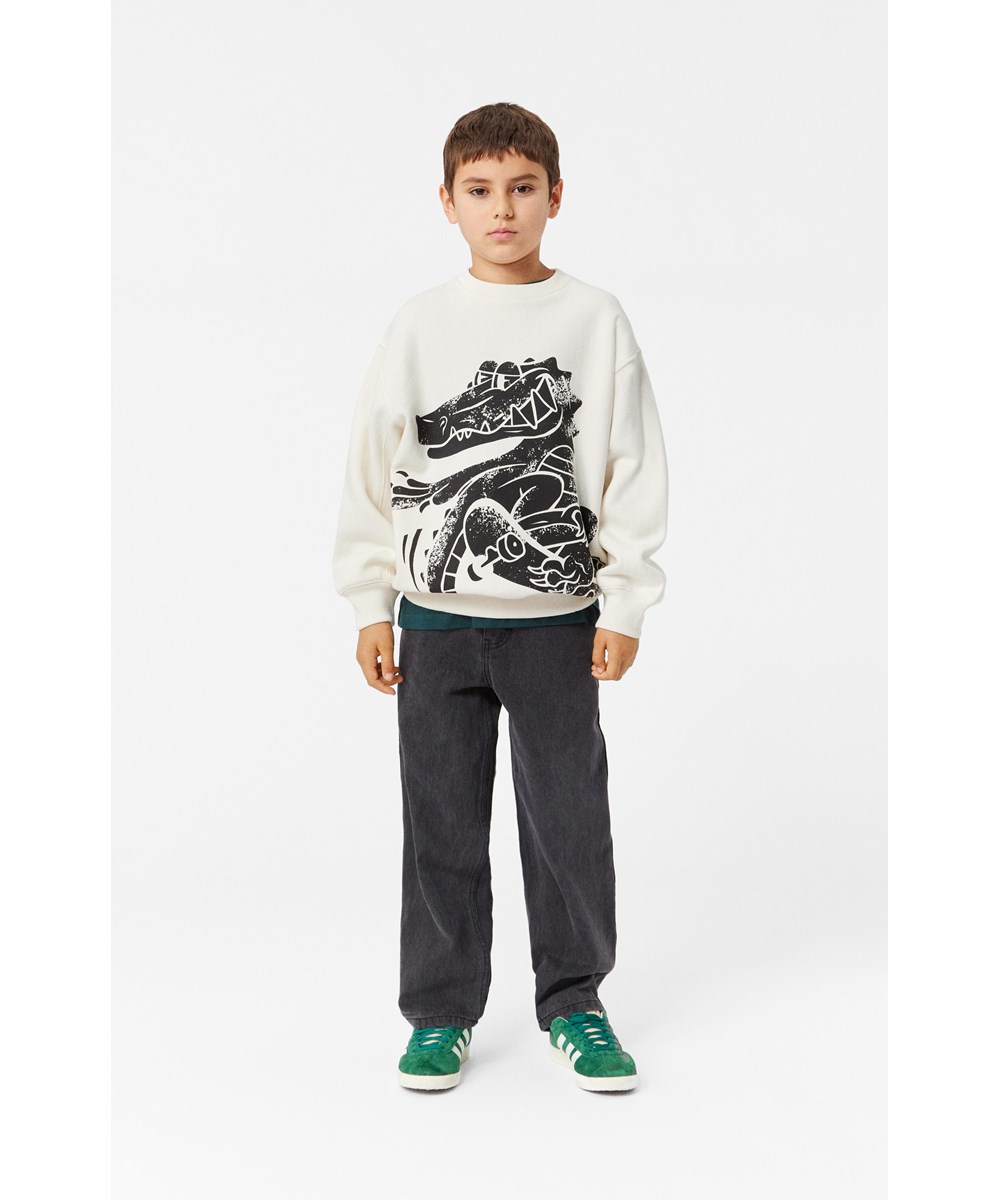 Magni - White Noise - Off-white biologisch katoenen sweater met zwarte "Skater Gater" print.